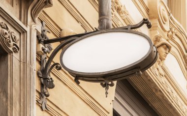 Boş eski stil mağaza işareti kopya alanı için bir Rönesans bina üzerinde asılı mockup ile