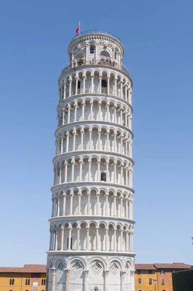 Pisa: leanig tower v Piazza dei Miracoli v oblasti — Stock fotografie