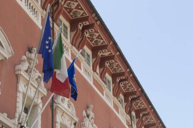 Ma 'da makamına binanın dışında İtalyan ve Avrupa bayrakları