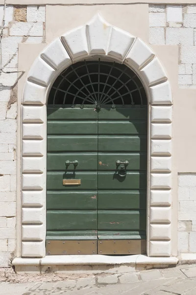 Drewniane drzwi z marmurowym portalem — Zdjęcie stockowe