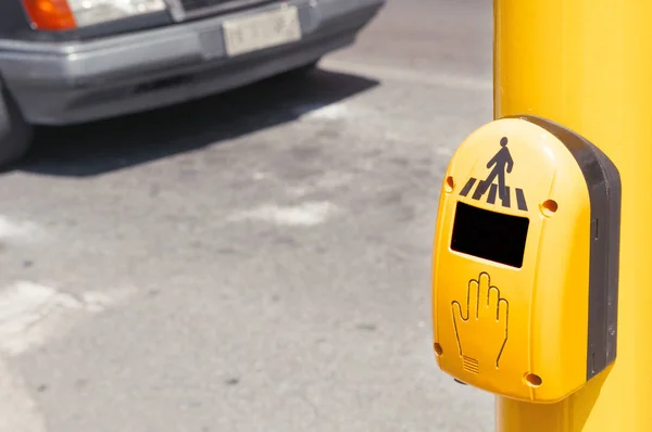 Pieszego przycisku crosswalk z samochodu na tle — Zdjęcie stockowe