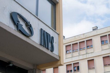 Carrara, İtalya - 24 Mayıs 2020 - INPS işareti, emeklilik yardımı sağlayan ve ofis inşası için işgücü katkı payı toplayan ulusal sosyal güvenlik enstitüsü,