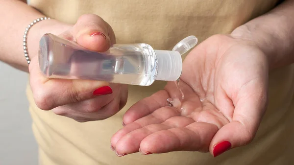 女性は防腐抗菌消毒ゲルを使用して手を消毒します — ストック写真