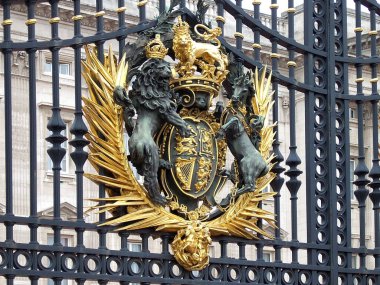 Buckingham Sarayı 'nın Londra' daki ana kapısına Kraliyet Arması (Kraliyet Mührü) asıldı.