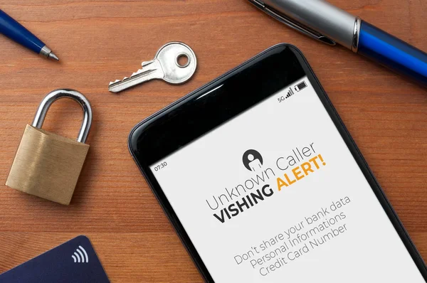 Konsept, bir masadaki akıllı telefon, bir uyarı ve banka bilgilerini, kişisel bilgilerini ve kredi kartı numarasını paylaşmamayı hatırlatan bilinmeyen bir arama gösterir.