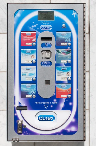 Каррара Италия Июня 2020 Года Автомат Продаже Презервативов Durex Возле — стоковое фото