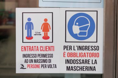 Carrara, İtalya - 14 Haziran 2020 - Covid-19 İtalya 'da bir dükkana erişim kuralı