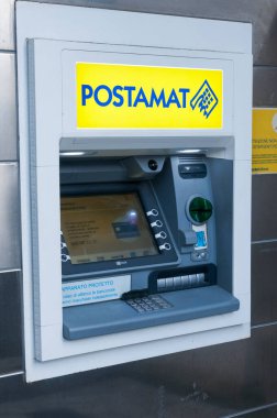 Carrara, İtalya - 15 Haziran 2020 - İtalya 'daki bir postanenin önünde bir posta makinesi (ATM)