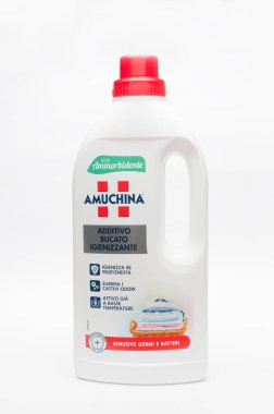 Carrara, İtalya - 23 Haziran 2020 - Beyaz arka planda çamaşır deterjanı için bir şişe amuchina dezenfekte edici