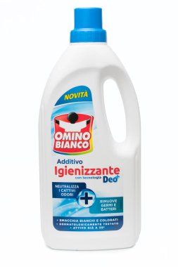Carrara, İtalya - 23 Haziran 2020 - Bir şişe omino bianco beyaz arka planda çamaşır katkı maddesi