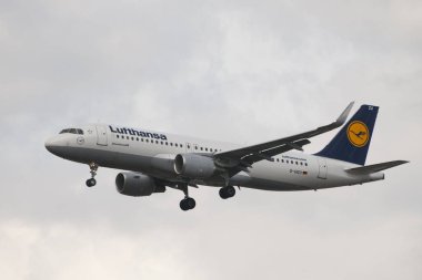 Londra, Uk - 06 Ağustos 2013 - Lufthansa Airbus A-320 Heathrow havaalanına indi