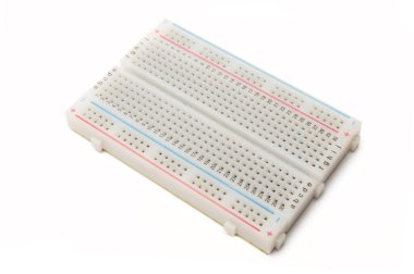 Elektronik ekmek tahtası beyaz arkaplanda izole edilmiş. Ekmek tahtası lehimsiz elektronik prototip için kullanılır.