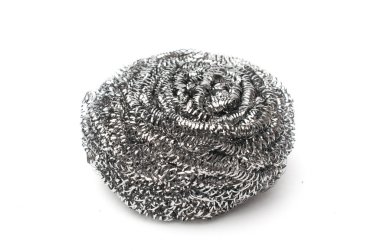 Mutfak için çelik yün temizleme yastığı beyaz arka planda izole edilmiş