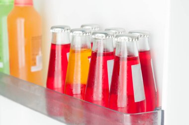 Ev buzdolabında tek porsiyon analkolik aperatif.