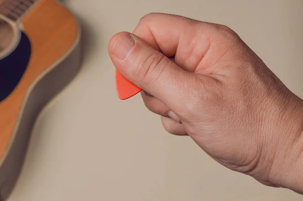 Man Laat Zien Hoe Een Plectrum Correct Vasthoudt — Stockfoto