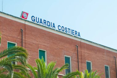 La Spezia, İtalya - 23 Temmuz 2020 - La Spezia, İtalya 'daki Sahil Güvenlik binasının çatısına imza atın