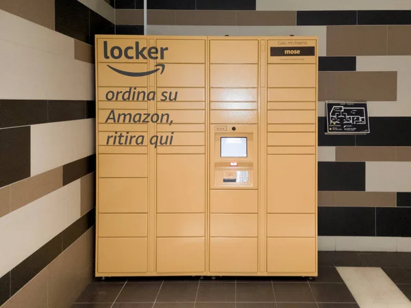 Spezia Włochy Lipca 2020 Amazon Locker Wewnątrz Włoskiego Centrum Handlowego — Zdjęcie stockowe