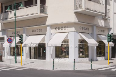Forte dei Marmi, İtalya - 4 Ağustos 2020 - Tuscany, İtalya 'daki Gucci moda mağazası