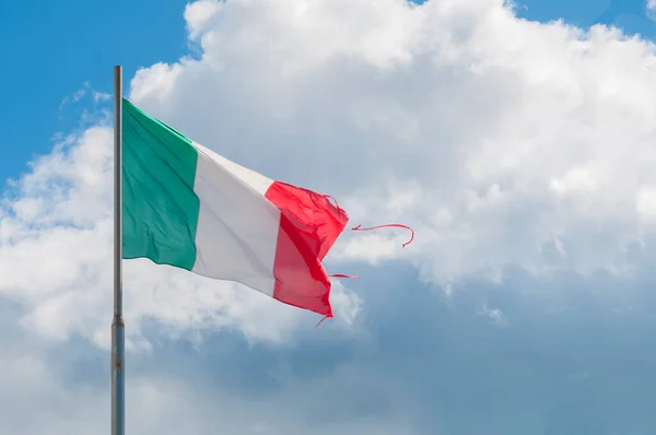 Uma Velha Bandeira Italiana Acena Sobre Céu Nublado — Fotografia de Stock