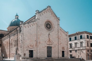 Pietrasanta manzarası, Lucca: İtalyan beyaz mermerden yapılmış katedralin cephesi