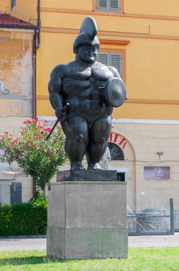 Pietrasanta, İtalya - 12 Ağustos 2020 - Fernando Botero 'nun Pietrasanta meydanındaki Savaşçı heykeli.