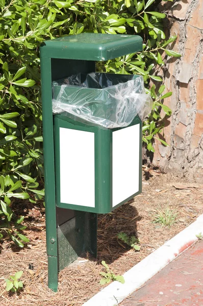 Kosz Śmieci Green Street Białymi Etykietami Makietę — Zdjęcie stockowe