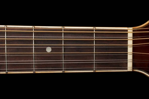 Siyah arkaplanda 12 dizili gitar fretboard 'unun ayrıntıları