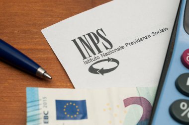  Carrara, İtalya - 11 Eylül 2020 - INPS logosu başlıklı kağıt üzerinde. INPS, emekli aylıkları sağlama, iş yardımları toplama ve covid acil durum süresince işten çıkarma fonları tahsil etme ile ilgilenen kurumdur..