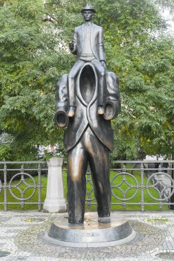 Prag, Çek Cumhuriyeti - 13 Eylül 2020 - Yazar Franz Kafka 'nın anısına bronz anıt