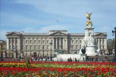 Londra, İngiltere - 5 Ekim 2020 Buckingham Sarayı 'nın panoramik manzarası ve Londra' daki Victoria Anıtı