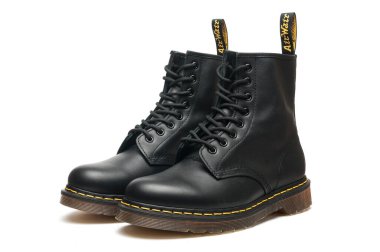 Carrara, İtalya - 07 Ekim 2020 - Beyaz arka planda bir çift deri Dr. Martens Hava Wair botu