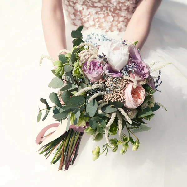 Bruden håller en brudbukett, bröllopsklänning, bröllop Detaljer. Bröllop ceremoni koncept. — Stockfoto