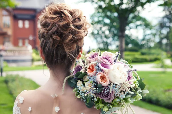 Braut hält einen Brautstrauß, Brautkleid, Hochzeitsdetails. Konzept für Trauung. — Stockfoto