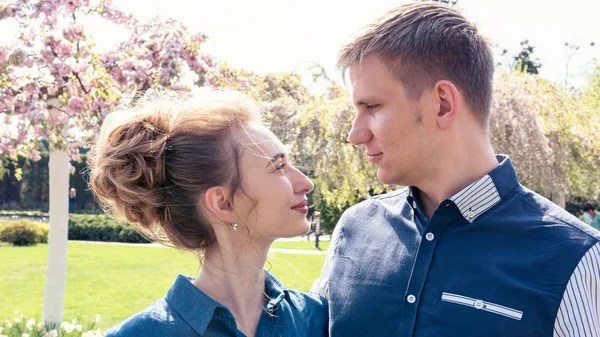 Narzeczeni w parku. Kissing para nowożeńcy młodej i pana młodego na weselu w natura zielony las są całuje portret fotograficzny. Koncepcja ceremonii para ślub wesele. — Zdjęcie stockowe