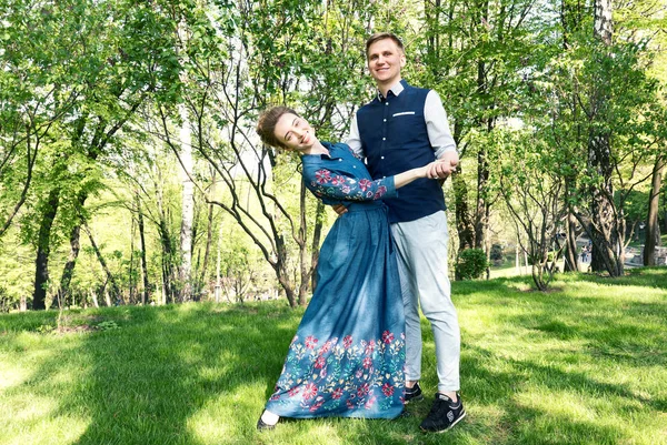 Narzeczeni w parku. Kissing para nowożeńcy młodej i pana młodego na weselu w natura zielony las są całuje portret fotograficzny. Koncepcja ceremonii para ślub wesele. — Zdjęcie stockowe