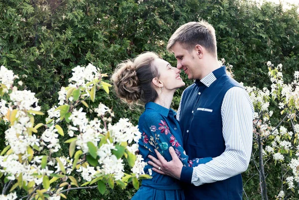 Narzeczeni w parku. Kissing para nowożeńcy młodej i pana młodego na weselu w natura zielony las są całuje portret fotograficzny. Koncepcja ceremonii para ślub wesele. — Zdjęcie stockowe