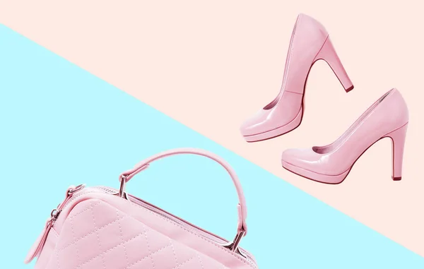 配件服装时尚套装。时尚的女人饰品粉红色手袋离合器和鞋在多彩的背景。夏日时尚概念. — 图库照片