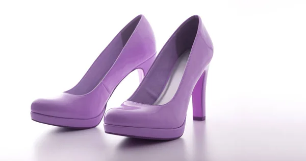 Mode sepatu pink perempuan dengan tumit terisolasi. — Stok Foto