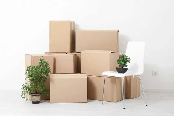 Pindah ke apartemen baru. Pindahkan banyak kotak kardus ke apartemen baru yang kosong . — Stok Foto