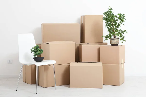 Verhuizen naar een nieuw appartement. Veel van kartonnen dozen verplaatsen in een lege nieuwe appartement. — Stockfoto