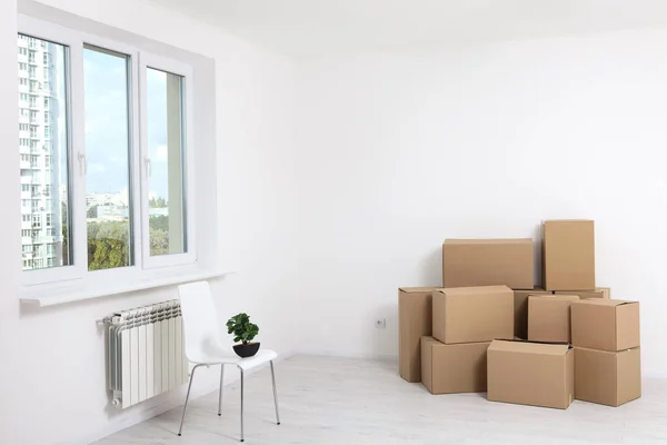Переїзд в нову квартиру. Перемістити багато картонних коробок у порожню нову квартиру . — стокове фото