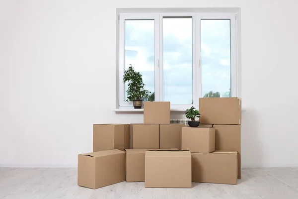 Переїзд в нову квартиру. Перемістити багато картонних коробок у порожню нову квартиру . — стокове фото