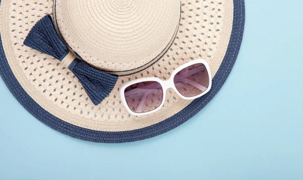 Chapéu de verão com fita e óculos de sol isolados sobre fundo colorido. Vista superior e espaço de cópia . — Fotografia de Stock