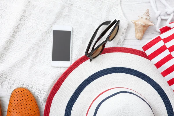 Sommer Accessoires Hut und Tasche auf weißem Holzhintergrund. — Stockfoto