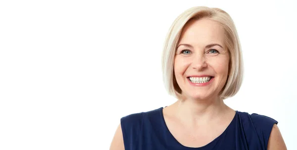 Attraktive Frau mittleren Alters mit schönem Lächeln auf weißem Hintergrund — Stockfoto