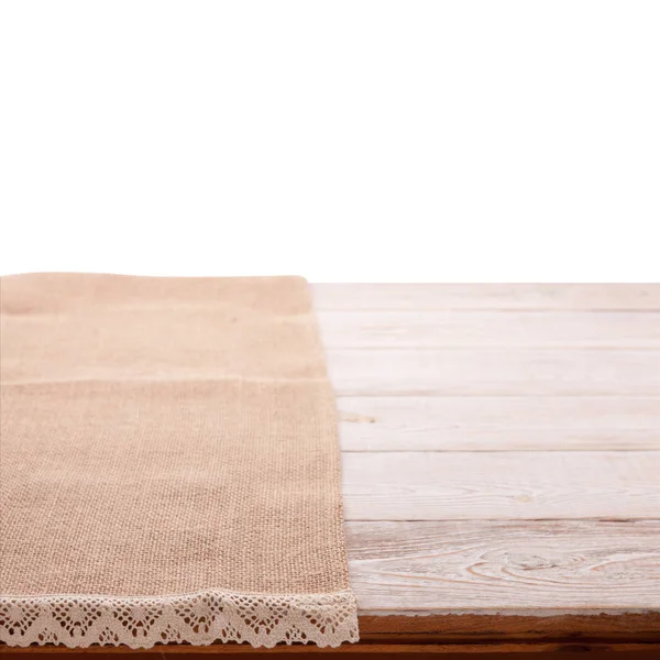 Serviette en toile avec dentelle, nappe sur table en bois sur fond blanc. Peut être utilisé pour afficher ou monter vos produits. Fokus sélectif . — Photo