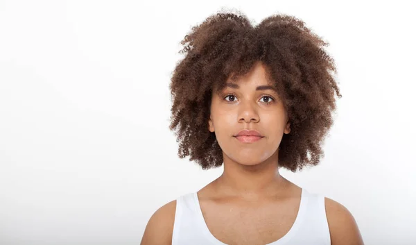 Retrato de una hermosa mujer negra aislada. Atractiva morena de piel oscura mujer en una camiseta blanca . — Foto de Stock