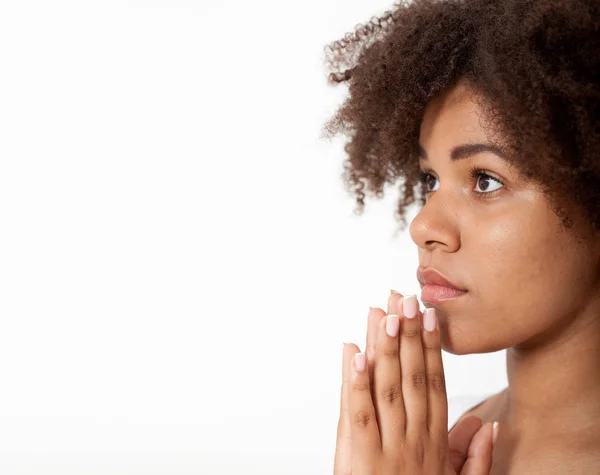 Retrato hermosa mujer negra rezando, joven con las manos juntas, expresión de primer plano. Religión fe y creer bandera concepto — Foto de Stock
