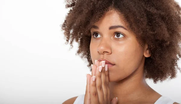 Retrato bela mulher negra rezando, jovem com as mãos juntas, expressão close-up. Religião fé e acreditar conceito banner — Fotografia de Stock