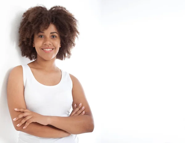 Retrato de una hermosa modelo afroamericana sonriente aislada sobre blanco. Atractiva morena de piel oscura mujer en una camiseta blanca . —  Fotos de Stock